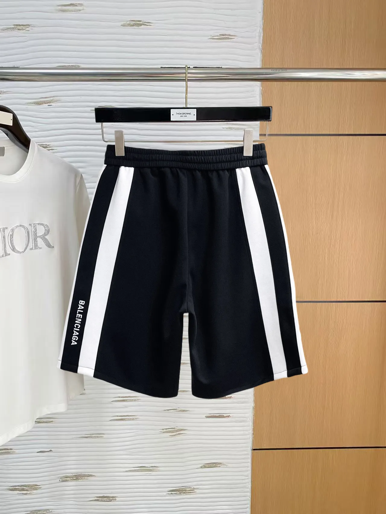 Balenciaga's three-standard complete 2026 summer New Arrival men's casual shorts, advanced custom-made Breathable fabric, Breathable fabric, extremely stretchy and comfortable, impeccable details, top-grade accessories, original logo design concept, delicate and soft feel! The upper body fit is awesome! Size: M-XXXL Please state your height and weight when ordering